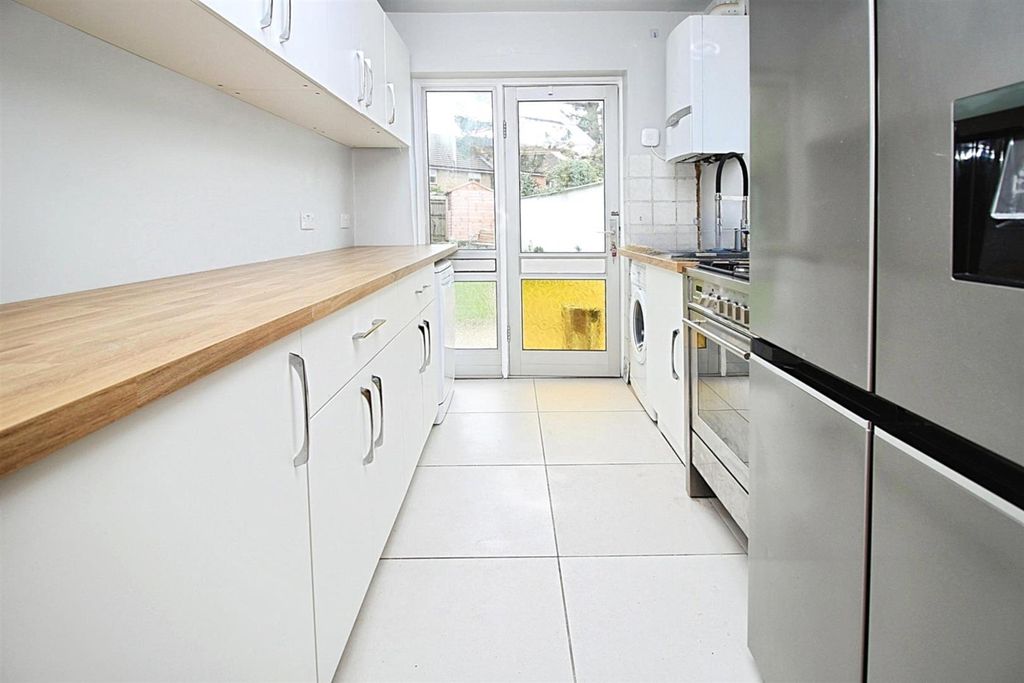 Property photo 3 of 12 Kitchen