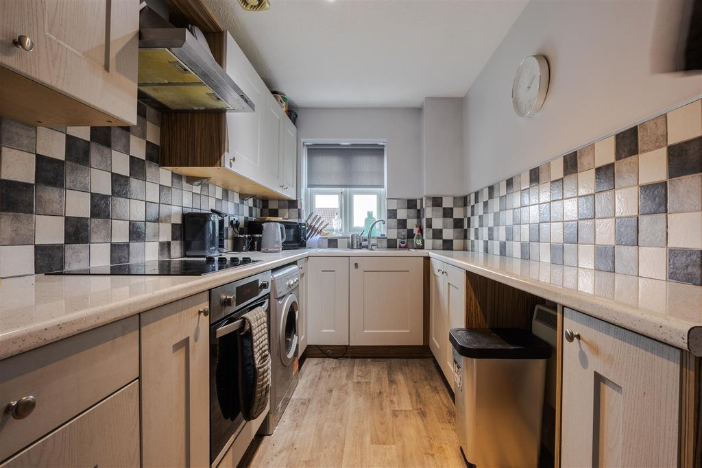 Property photo 2 of 9 Kitchen