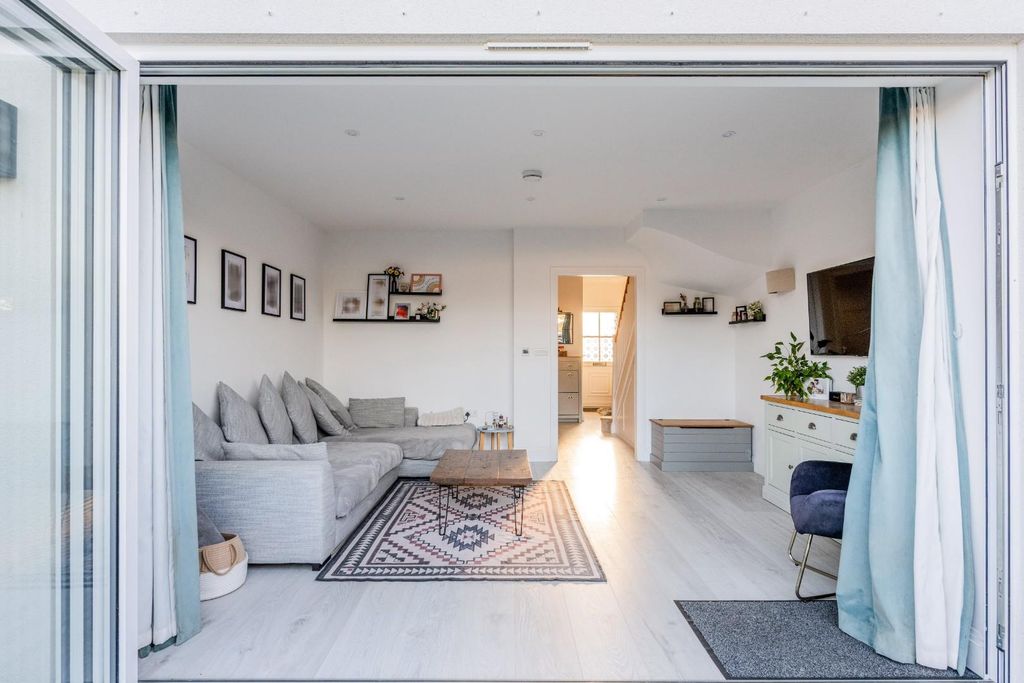 Property photo 2 of 21 St Giles Close (13).Jpg