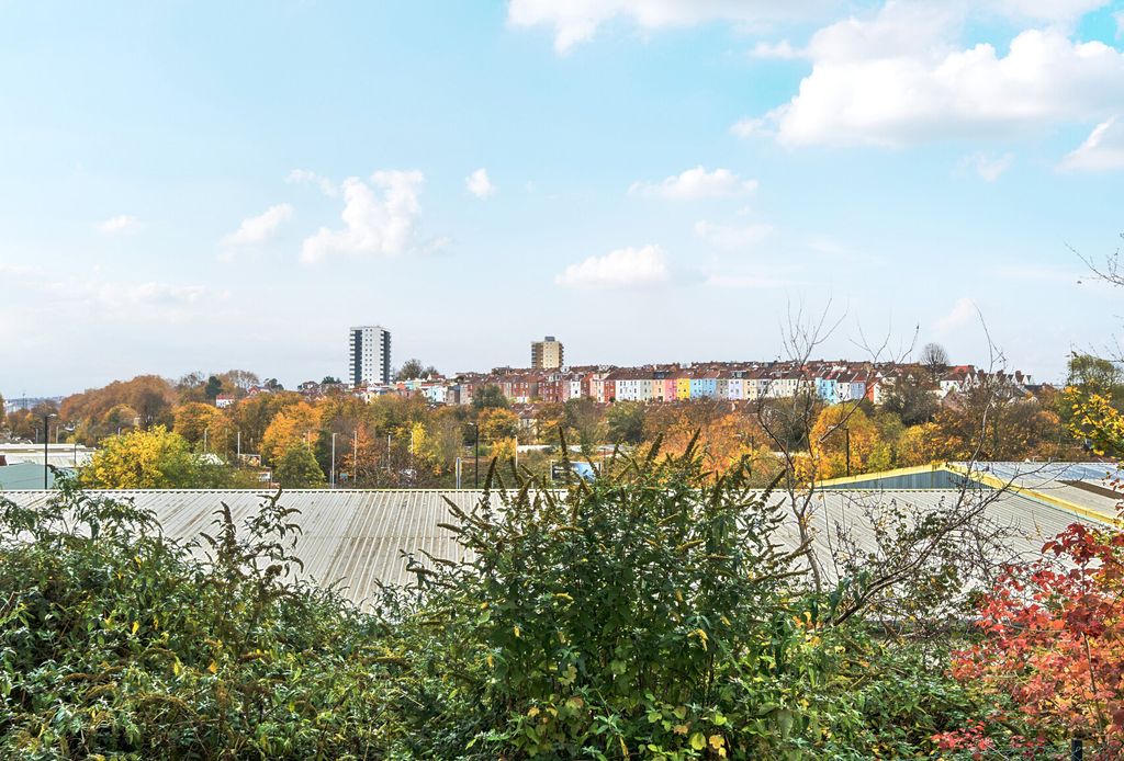 Property photo 3 of 13 1376443-5-690Cae7...