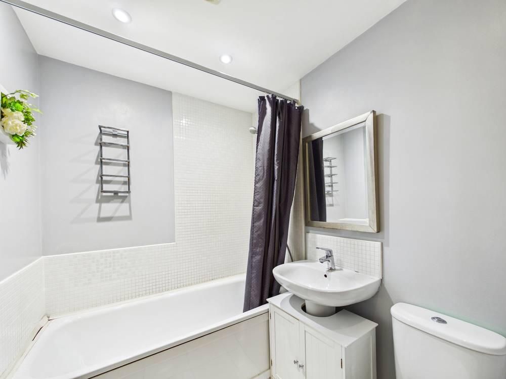Property photo 2 of 10 Bathroom