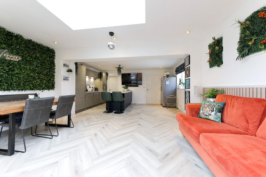 Property photo 3 of 20 Kitchen Dining Snug.Jpg