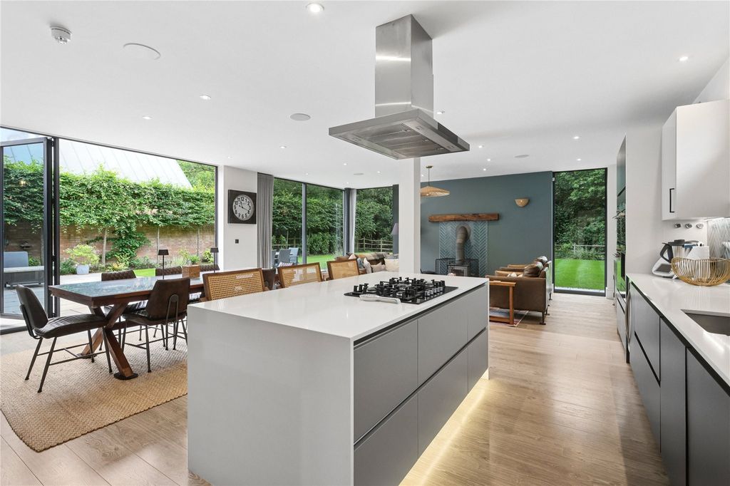 Property photo 3 of 19 Kitchen