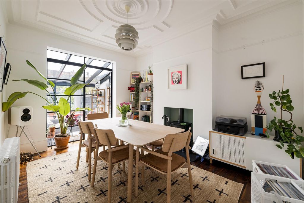 Property photo 3 of 44 Hereford Road, E11