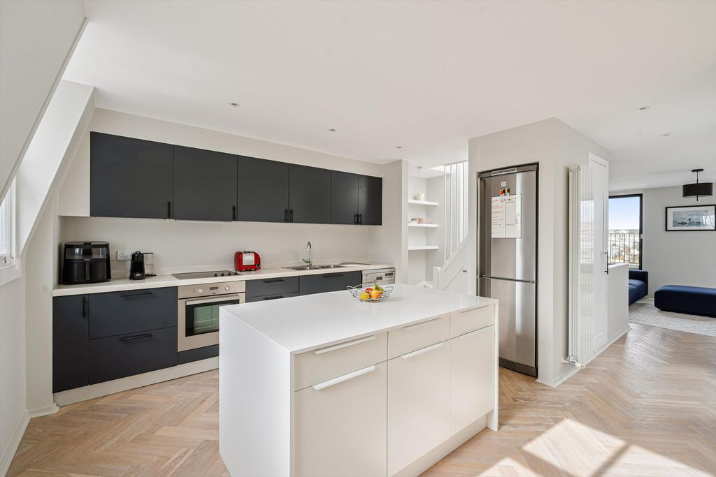 Property photo 3 of 19 Image