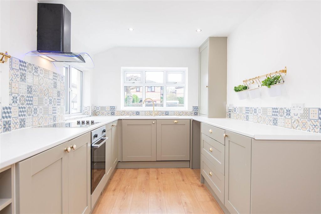 Property photo 3 of 20 Kitchen