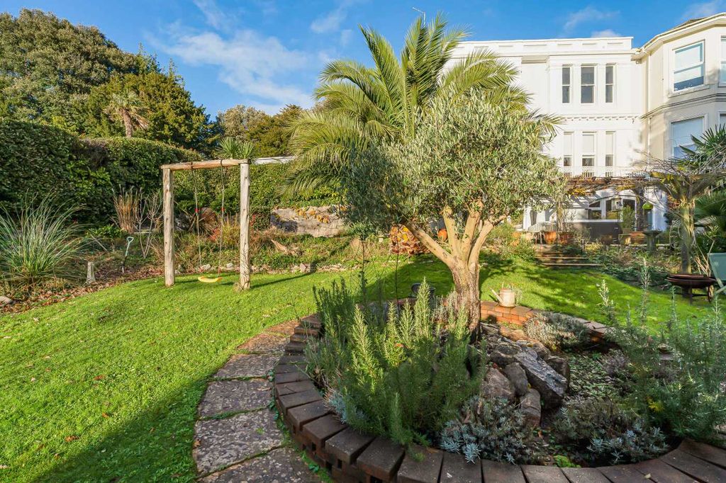 Property photo 1 of 33