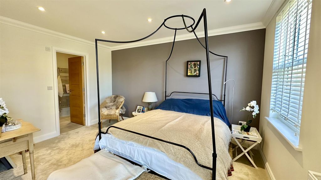 Property photo 3 of 40