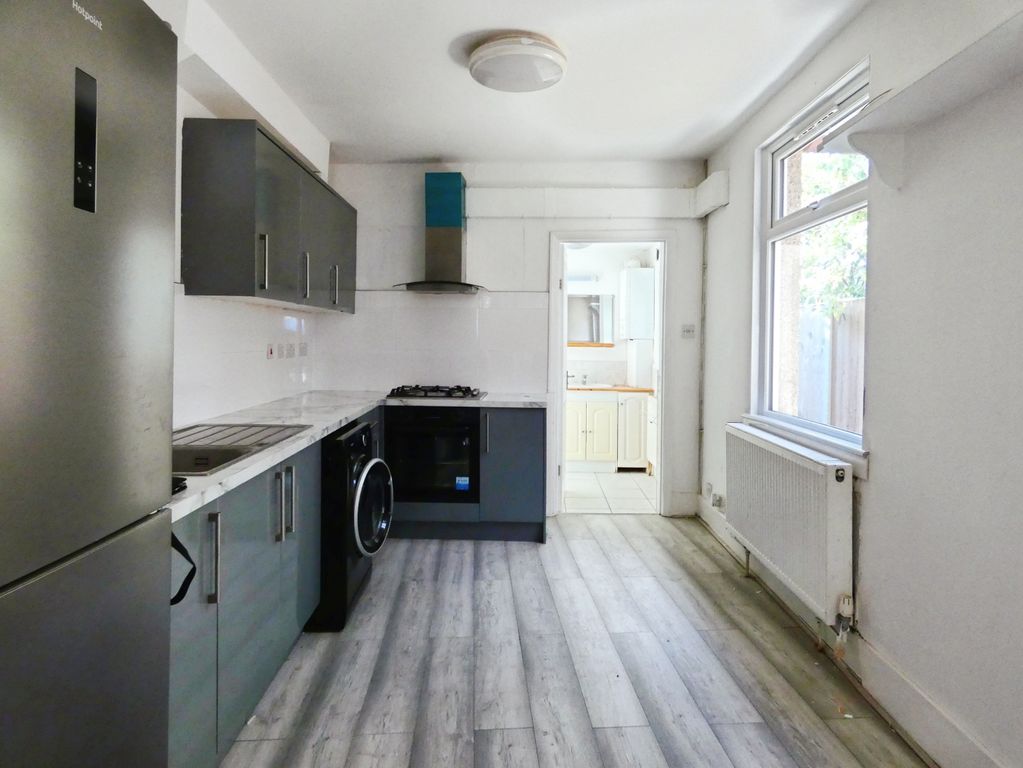 Property photo 3 of 8 Kitchen
