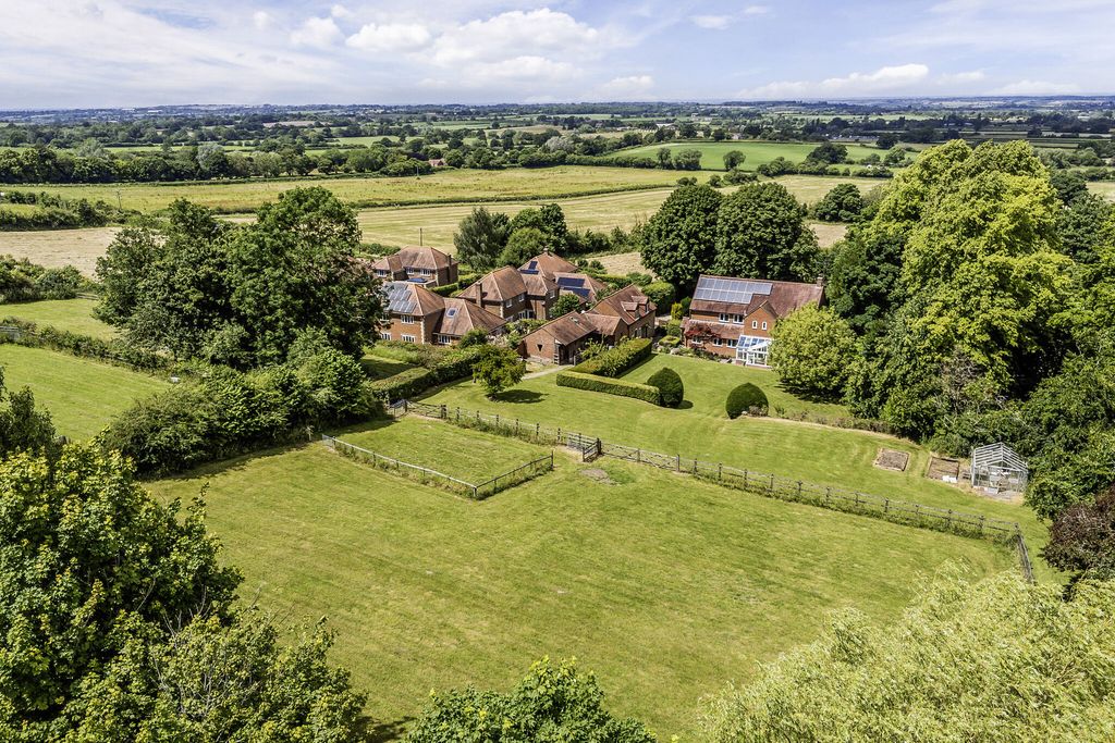 Property photo 3 of 99 73798Thepinkhousepyelane59Low