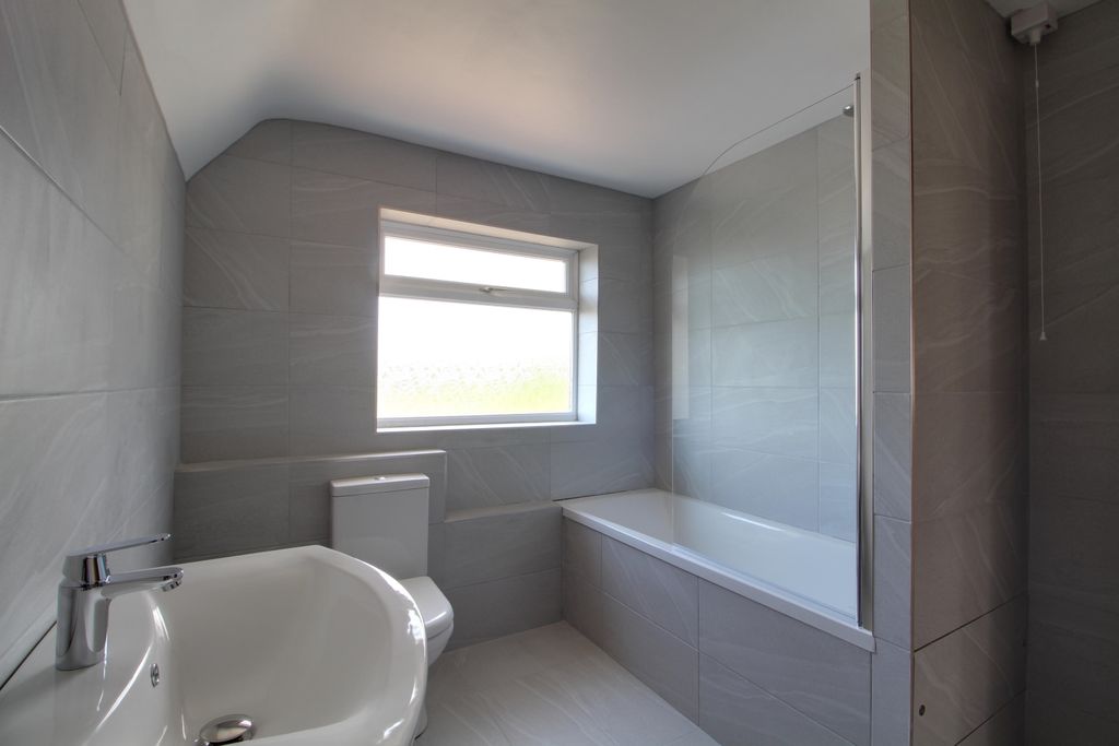 Property photo 3 of 19 Bathroom 2