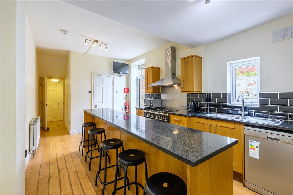 Property photo 1 of 34 20250824 S&amp;B 7 Queens Terrace Kitchen-2.Jpg