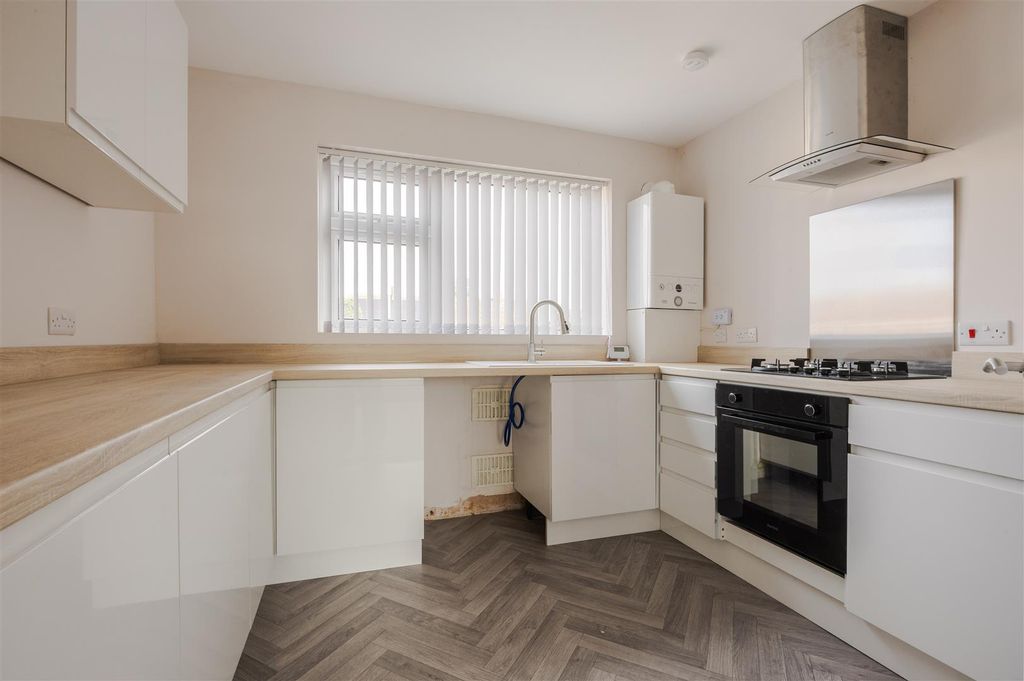 Property photo 3 of 8 Kitchen