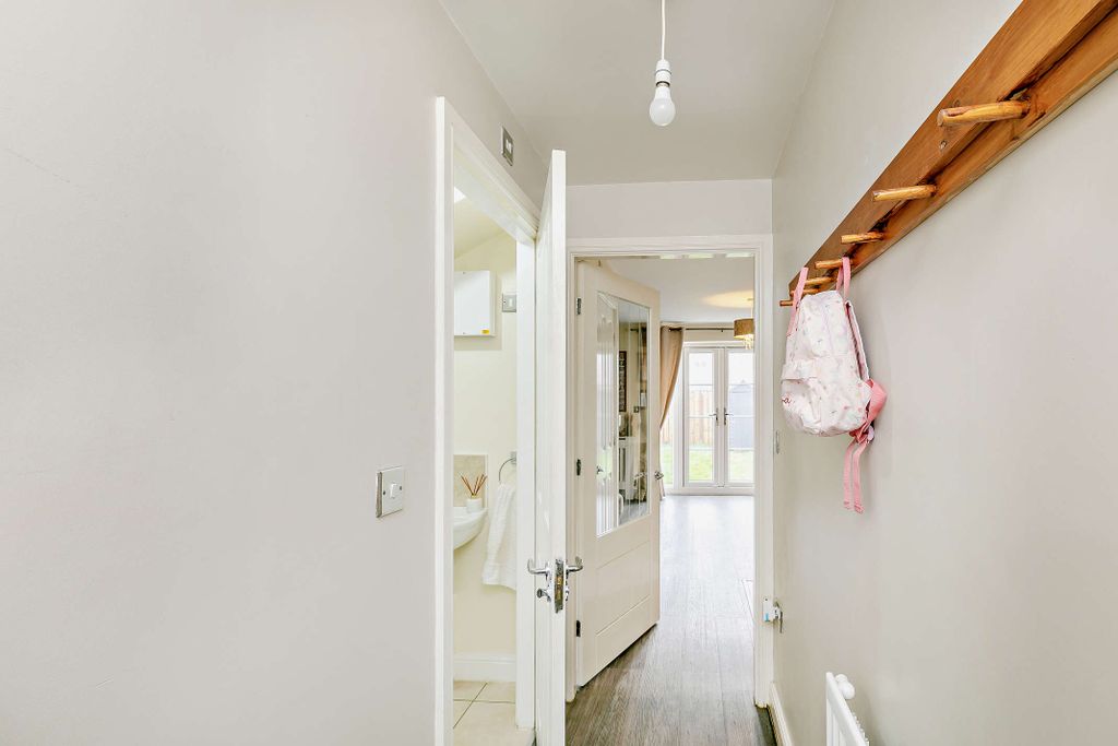 Property photo 2 of 18 Hall Way