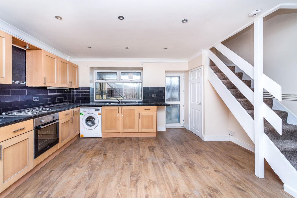Property photo 2 of 11 Kitchen