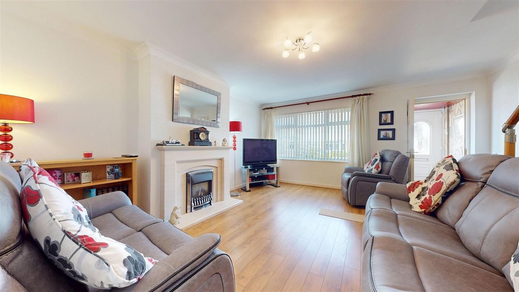 Property photo 3 of 21 Standish Drive Living Room