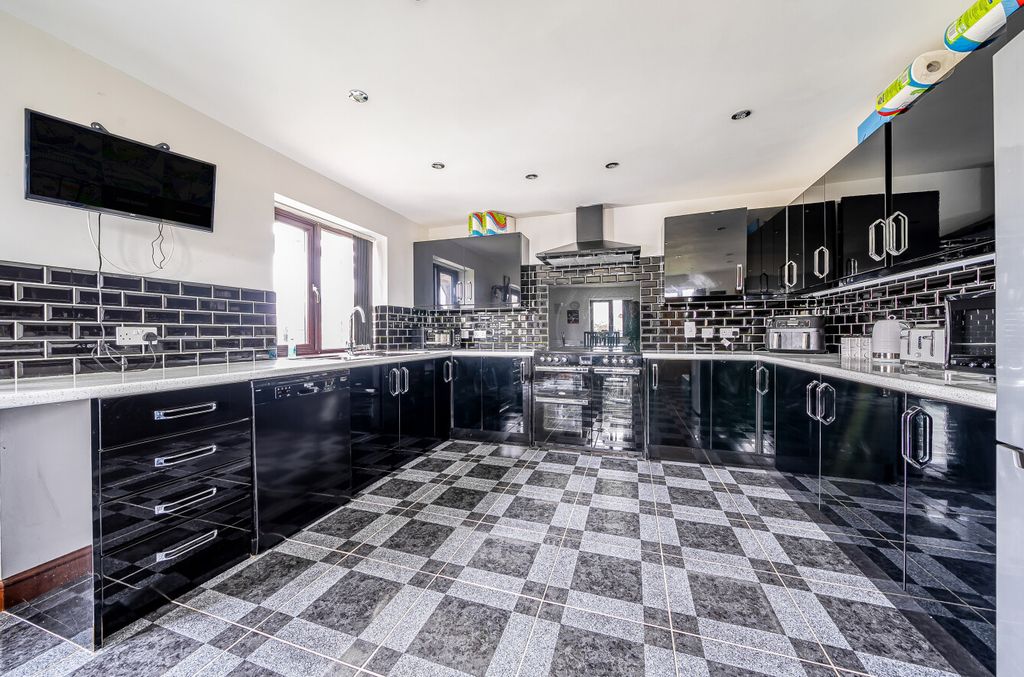 Property photo 3 of 73 Kitchen