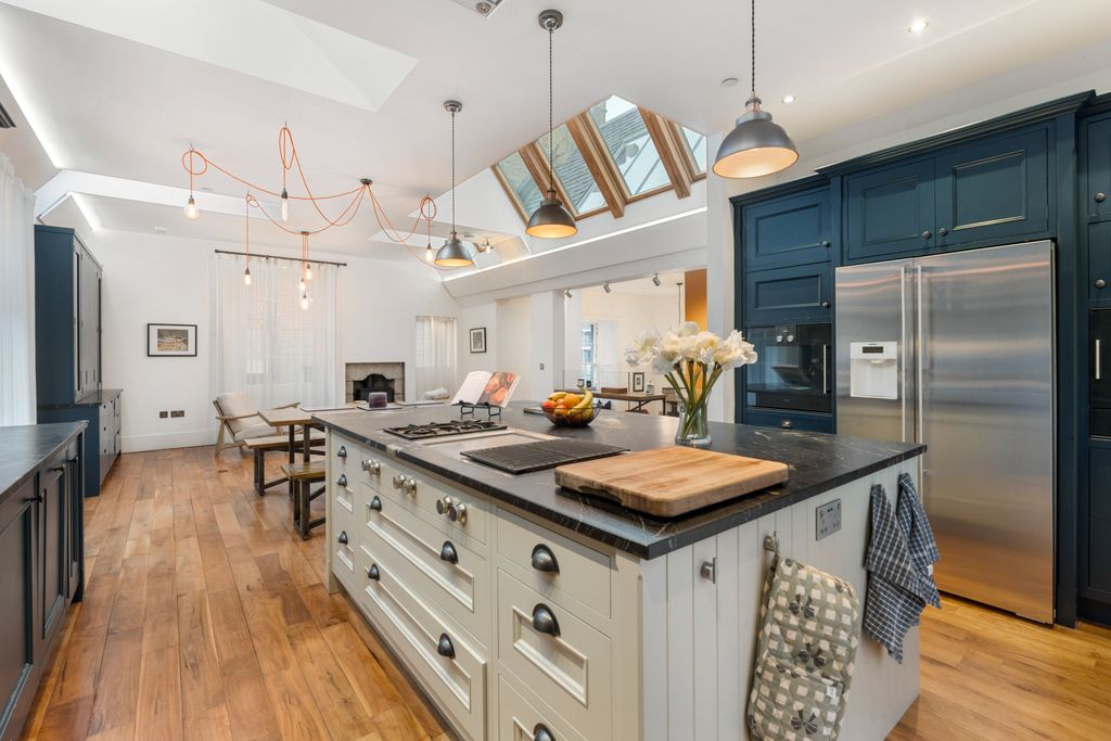 Property photo 2 of 31