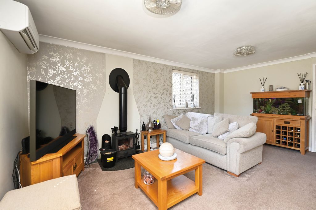 Property photo 3 of 11 74 Silver Hill (4)