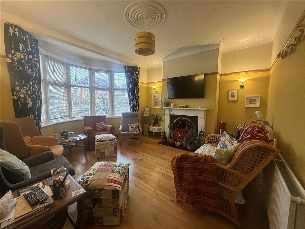 Property photo 3 of 8 Lounge