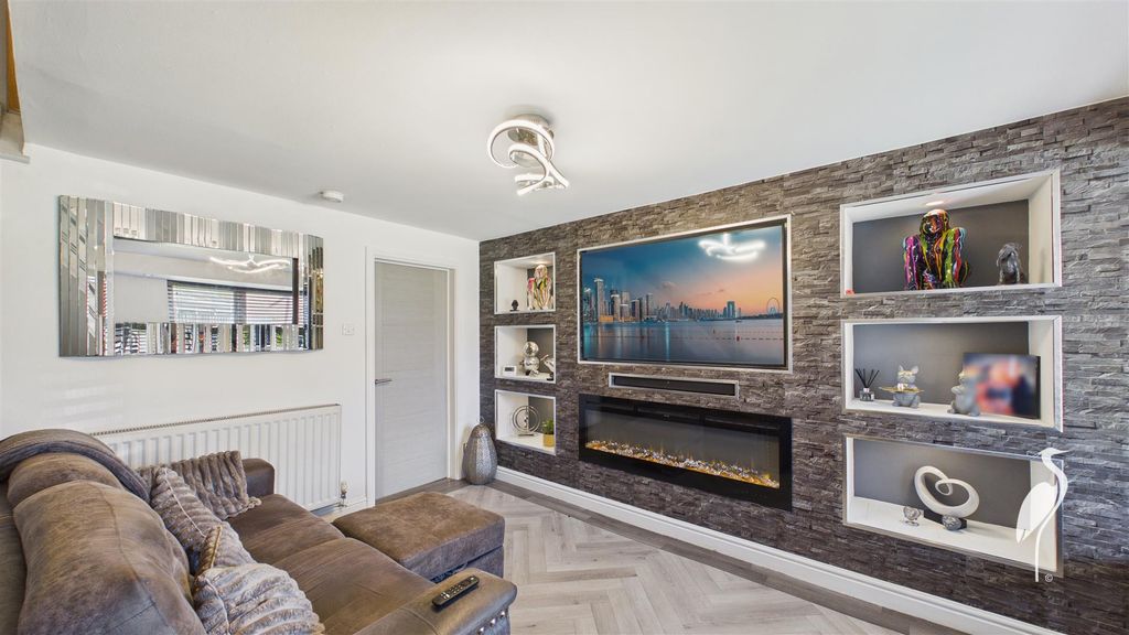 Property photo 3 of 29 Lounge