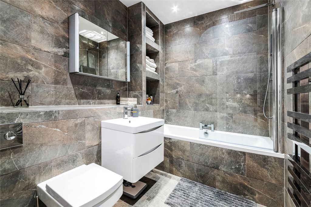 Property photo 3 of 11 Bathroom