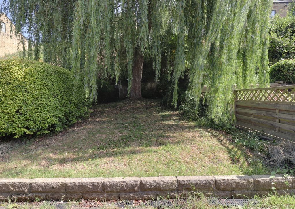 Property photo 3 of 13 Garden 2