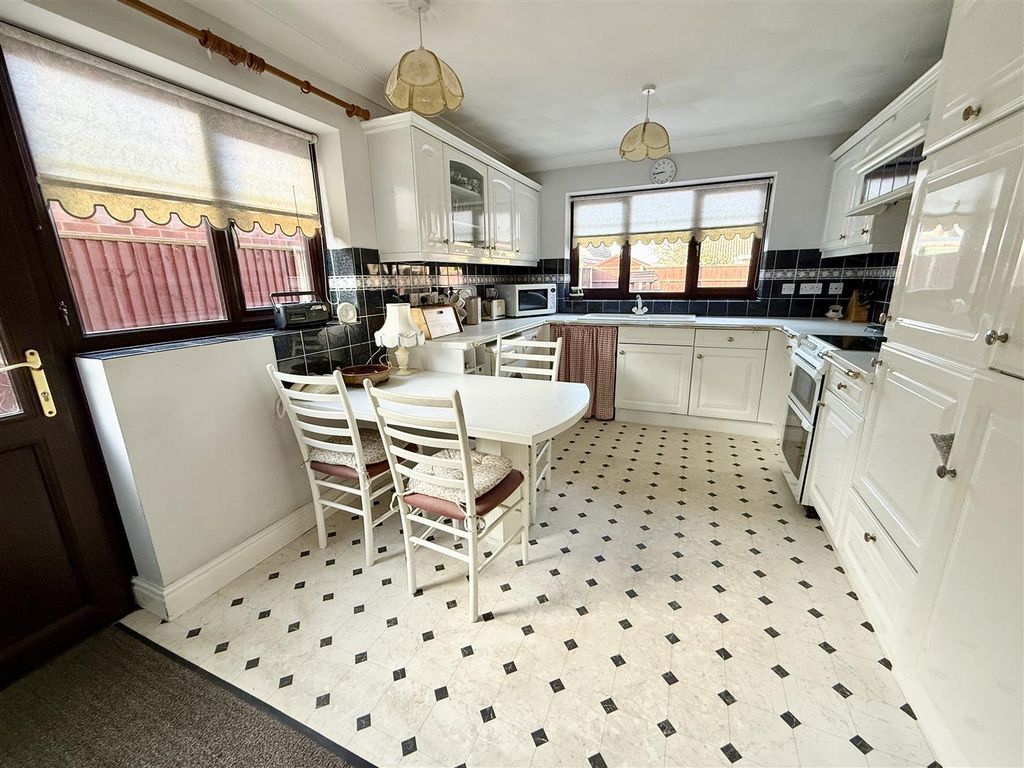 Property photo 3 of 20 Kitchen Breakfast Room