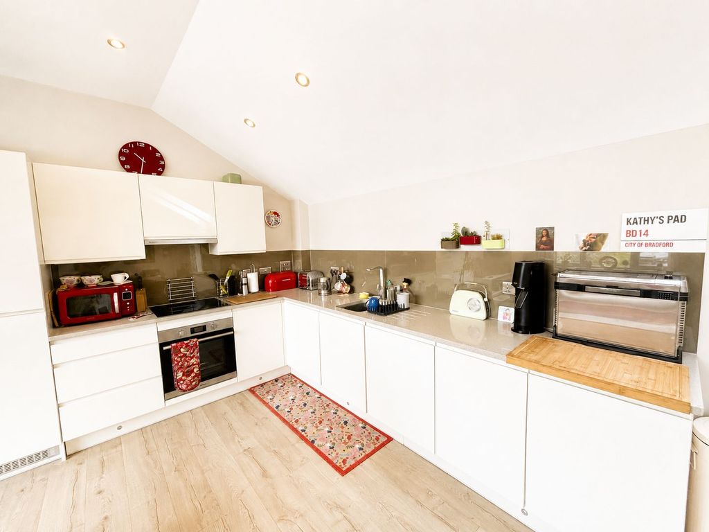 Property photo 3 of 10 Kitchen