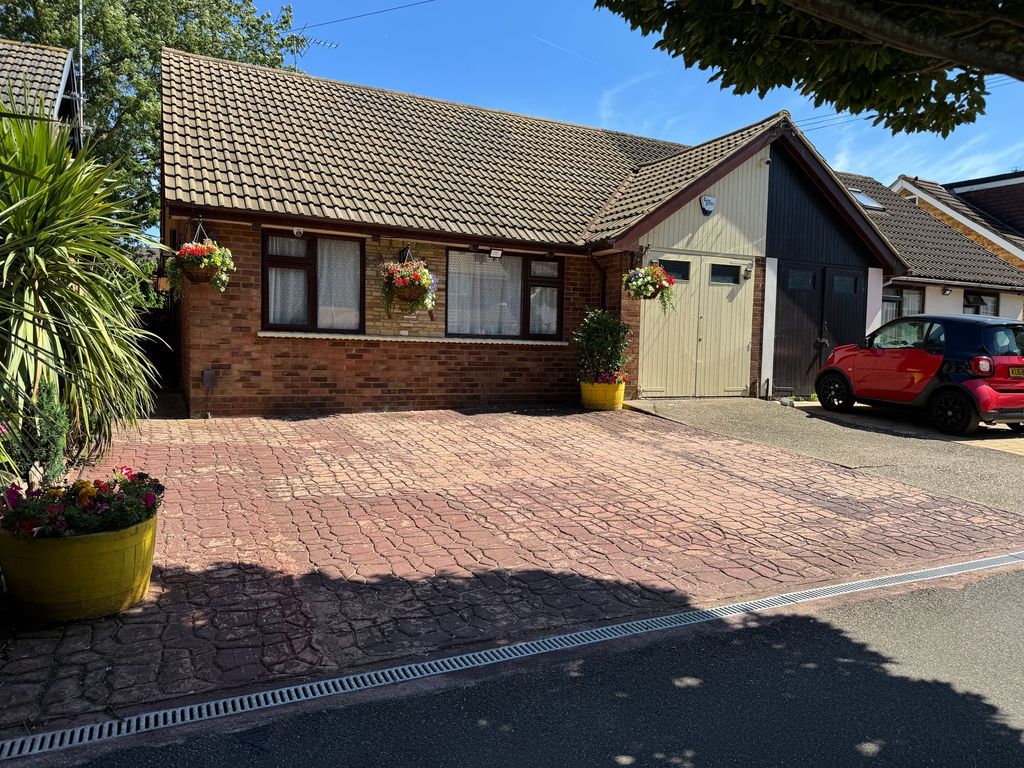 Property photo 1 of 18 Hornbeam Rd CM16