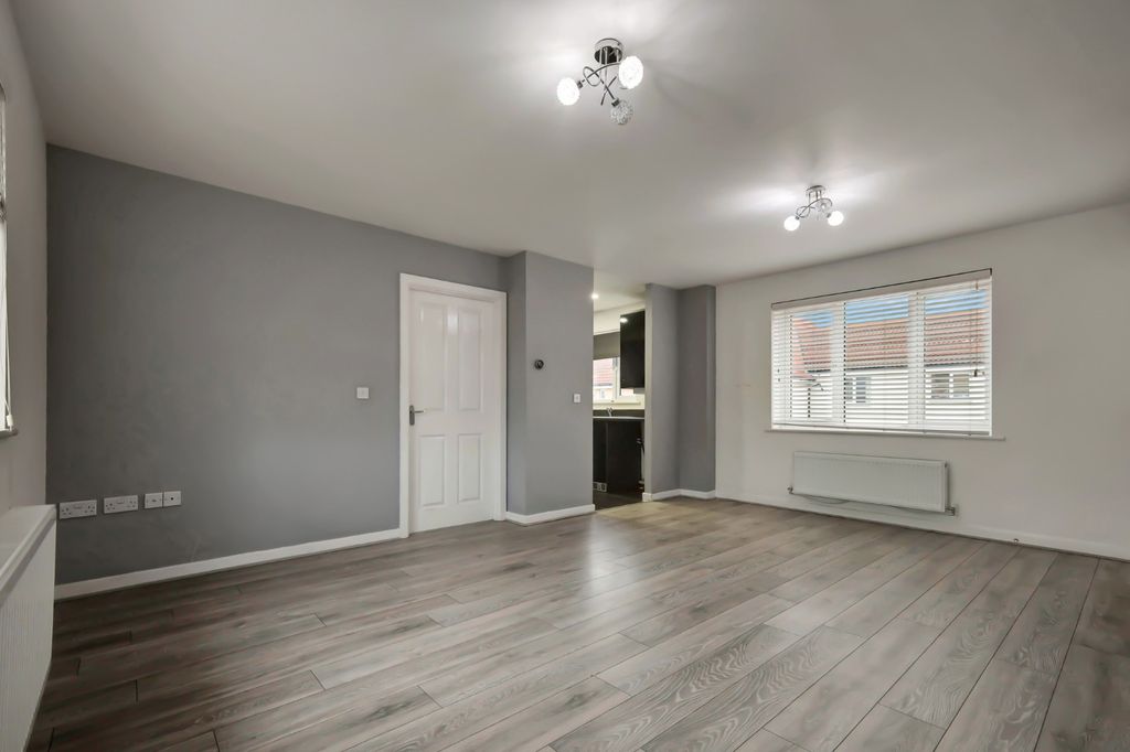 Property photo 3 of 8 4962665