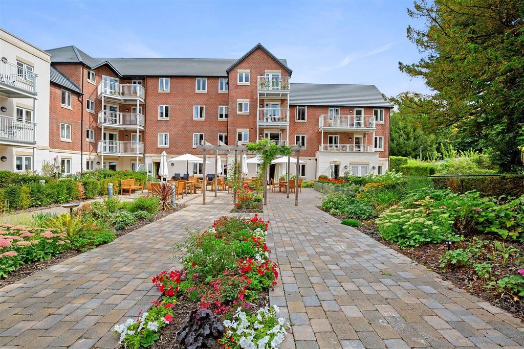 Property photo 1 of 20 Communal Gardens