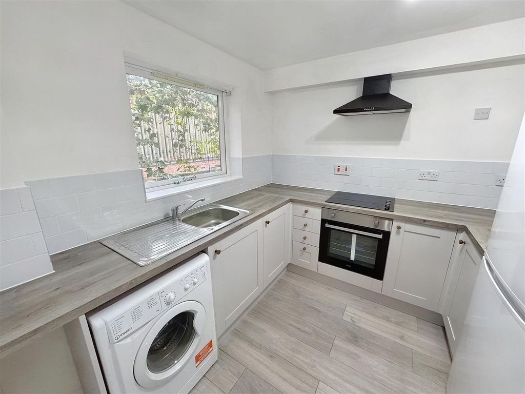 Property photo 3 of 8 Kitchen