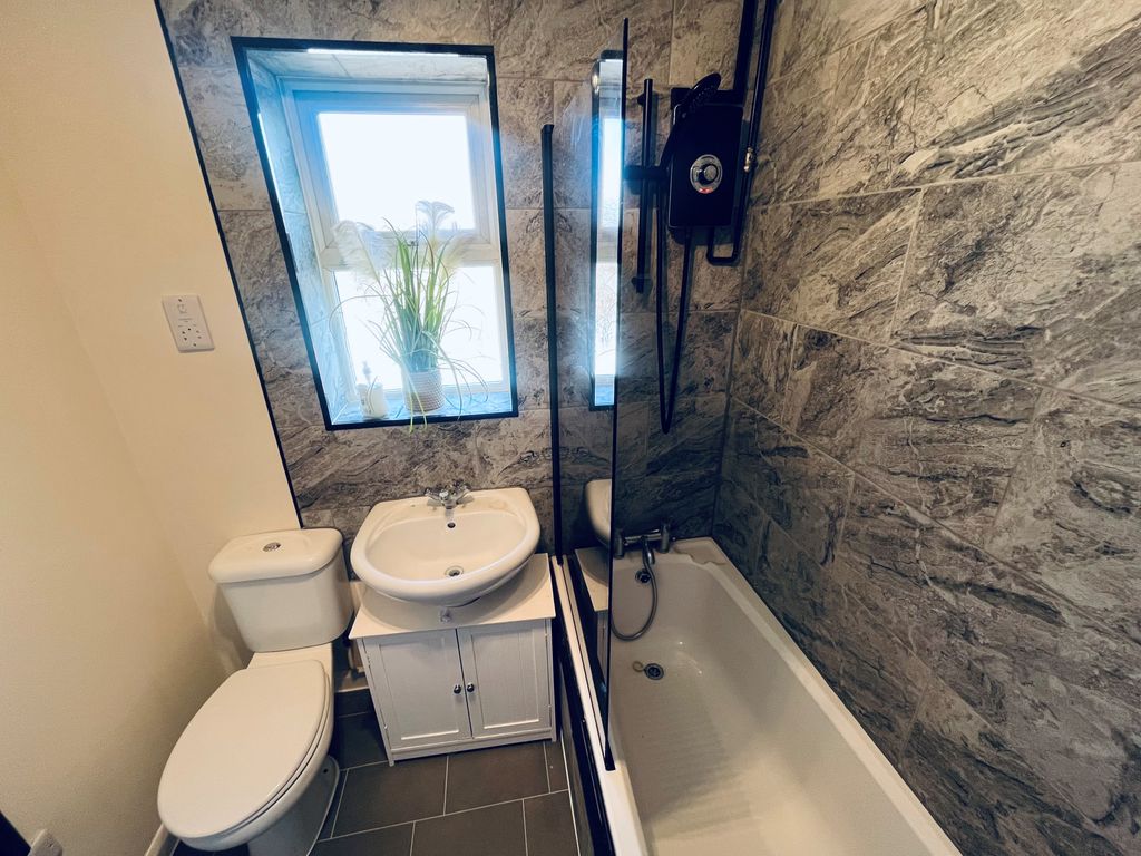 Property photo 3 of 7 Bathroom