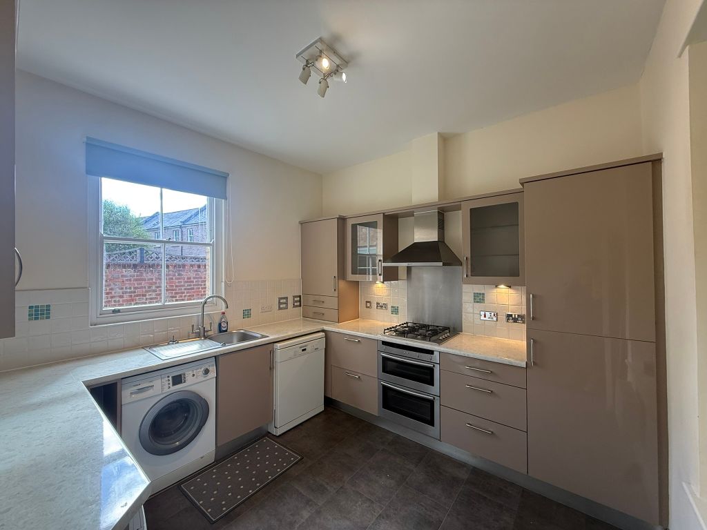 Property photo 3 of 10 Kitchen