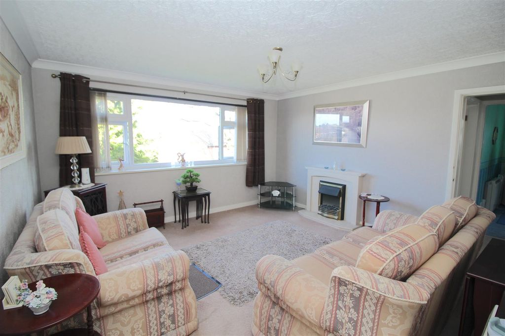 Property photo 3 of 9 Lounge