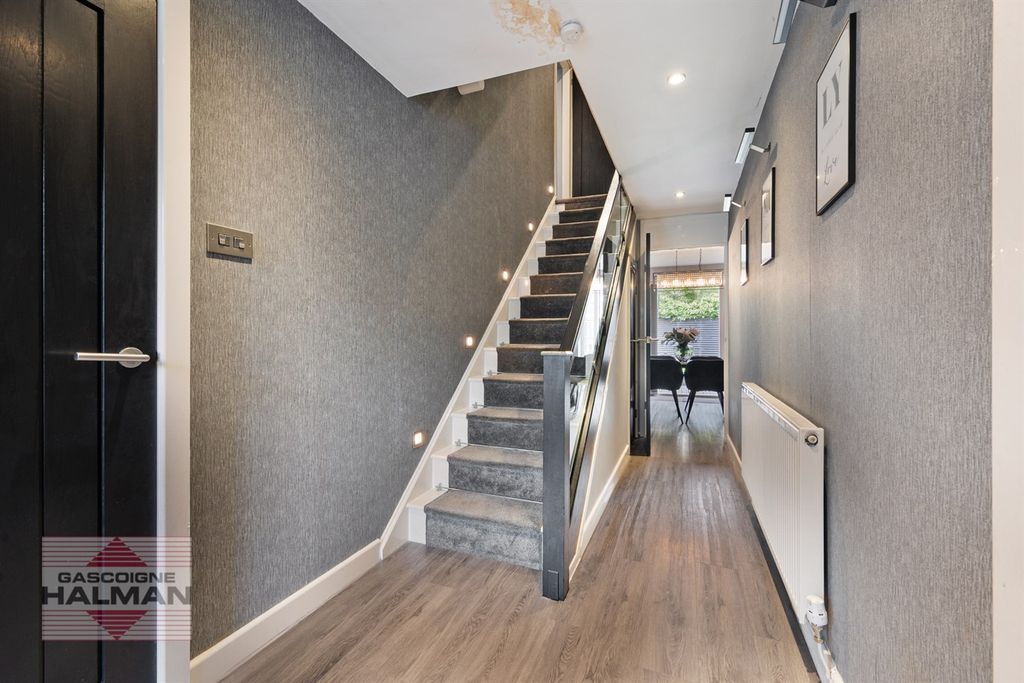 Property photo 2 of 20 Entrance Hallway