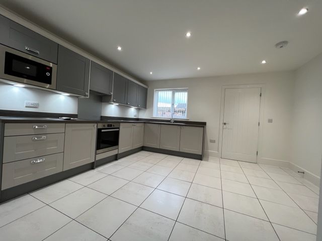 Property photo 3 of 11 Kitchen