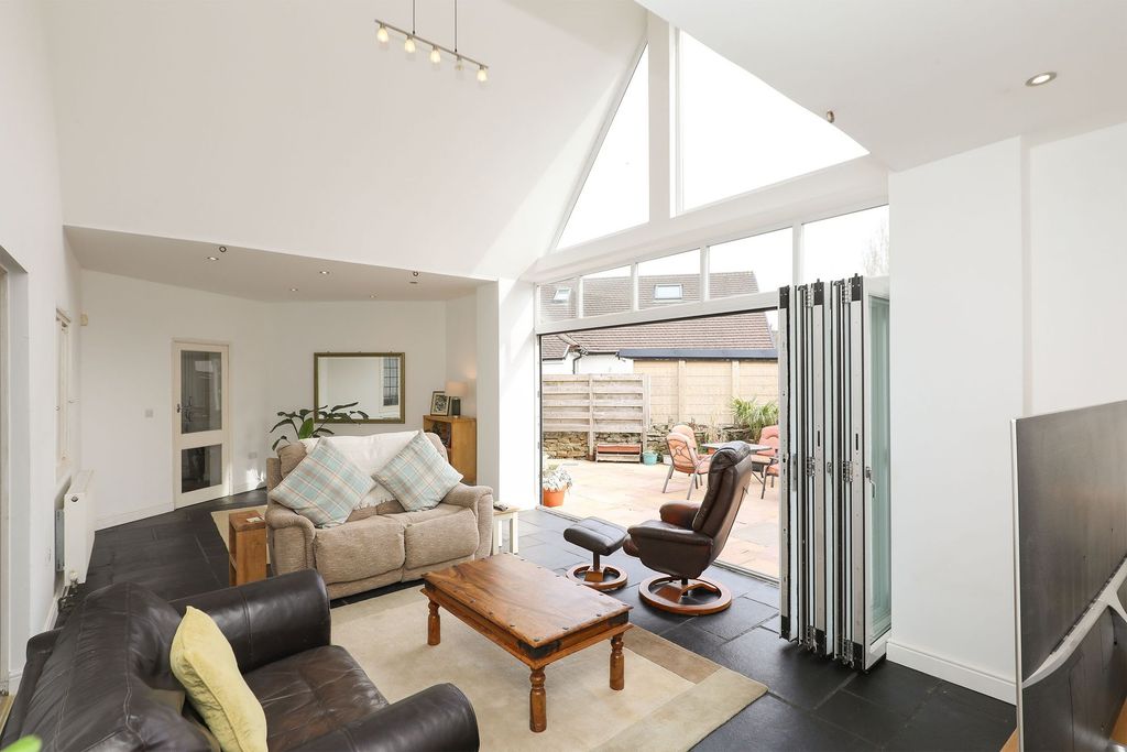 Property photo 3 of 27