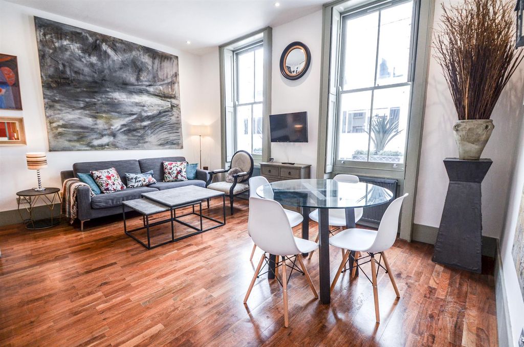 Property photo 2 of 8 Warren Street