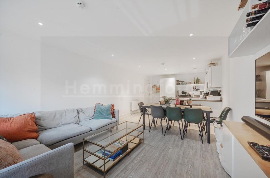 Property photo 3 of 17 3E14159B-2813-47A8-A7Ea-76Afcf3Ec105.Jpg