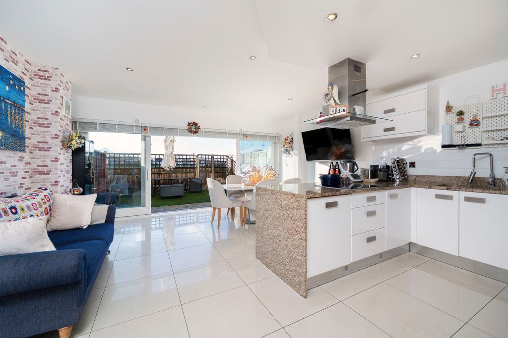 Property photo 3 of 24