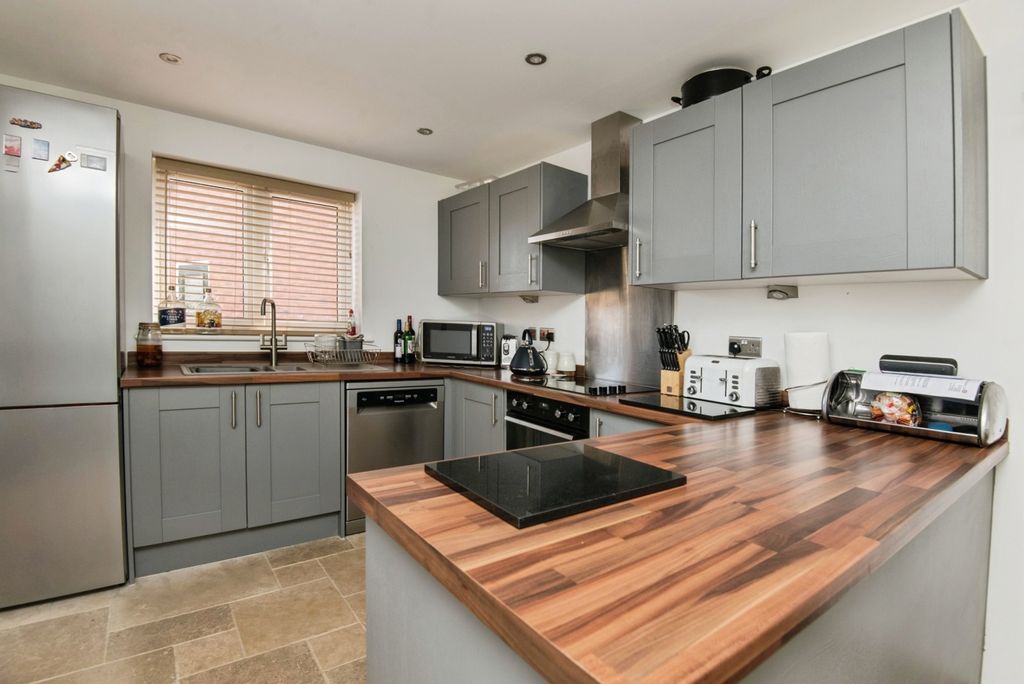 Property photo 3 of 12 Kitchen