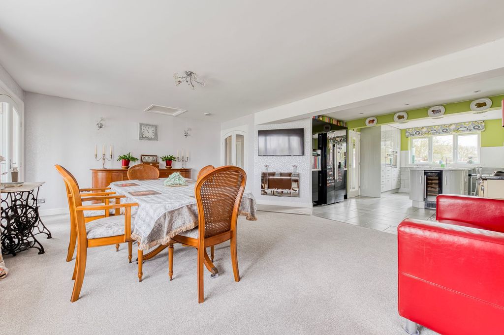 Property photo 2 of 26