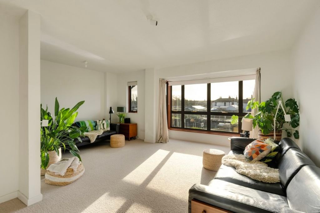 Property photo 3 of 21 Sitting Room