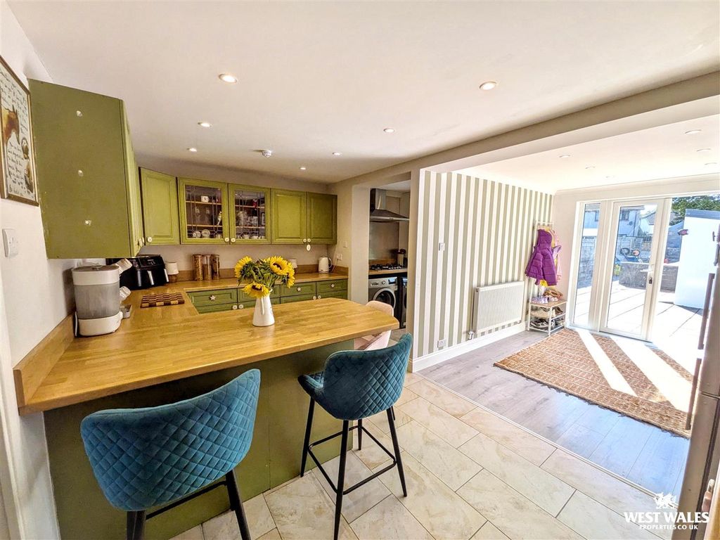Property photo 2 of 22 16240.Jpg