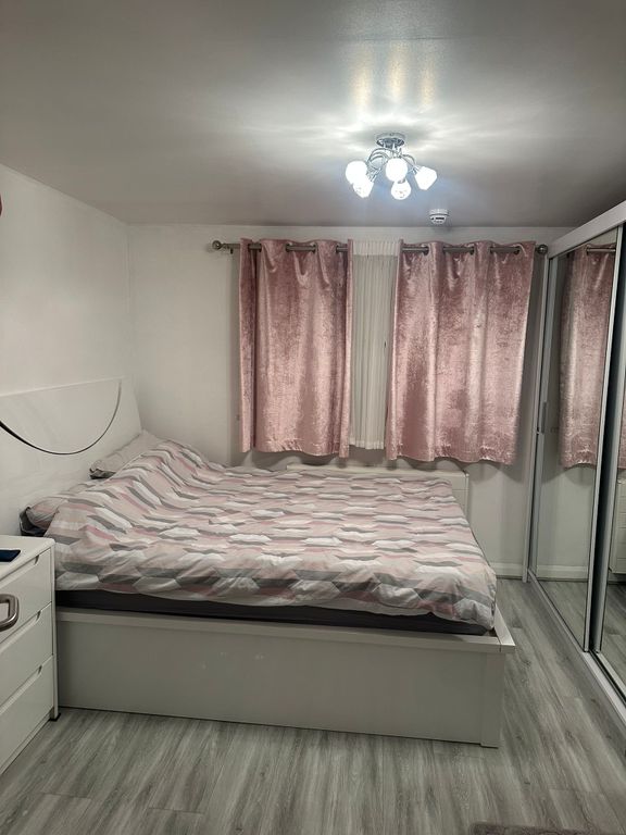 Property photo 3 of 17 Spacious Double Bedroom