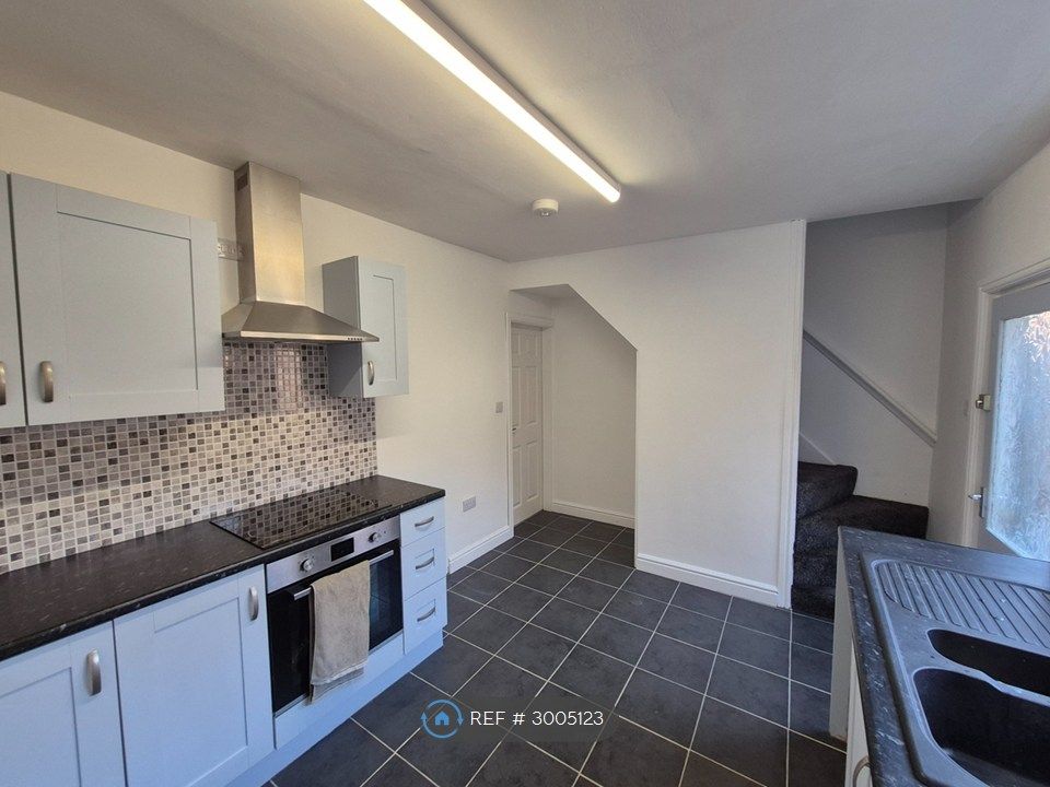 Property photo 3 of 7 Kitchen