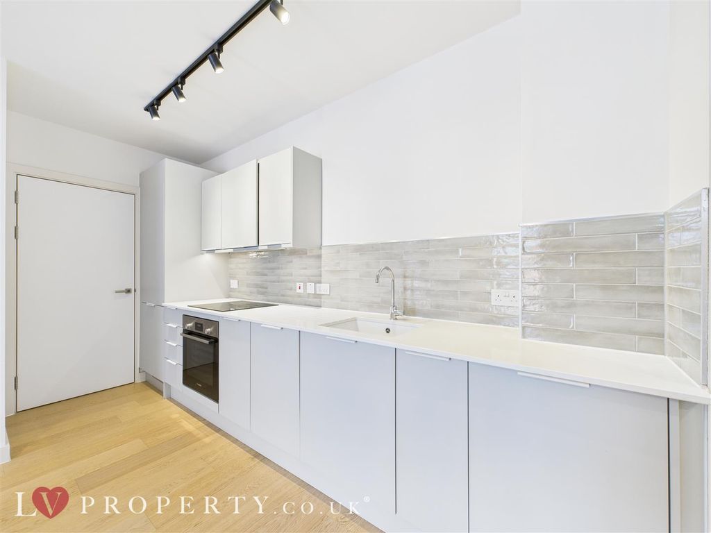 Property photo 3 of 12 Cam05016G0-Pr0044-St