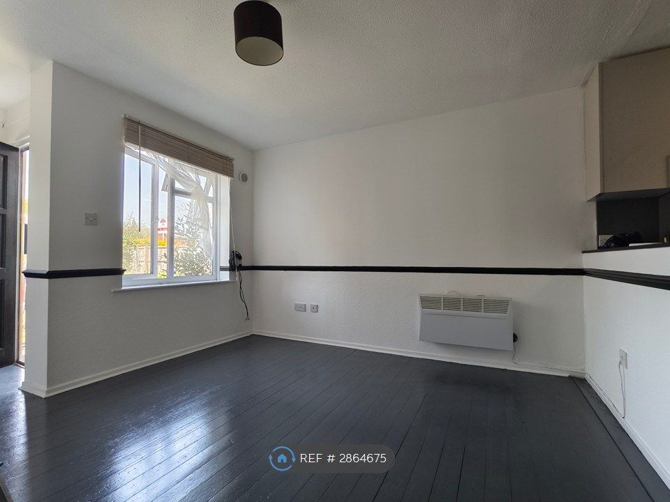 Property photo 1 of 5 Living Room